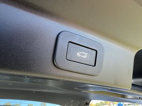 Used 2022 Land Rover Defender 110 SE image 40