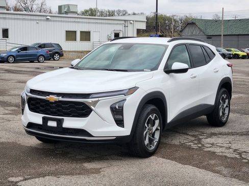 Used 2026 Chevrolet Trax LT FWD image 3