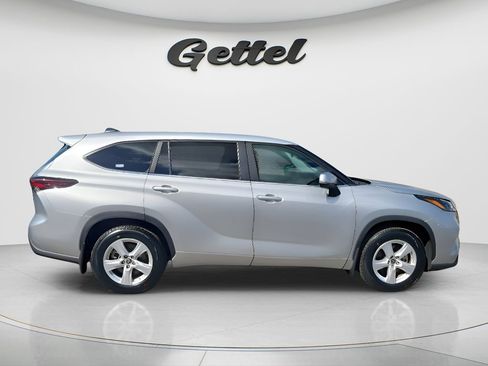 Used 2024 Toyota Highlander LE AWD/4WD image 4