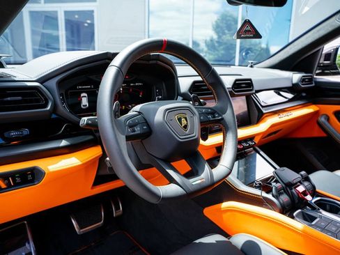 Used 2025 Lamborghini Urus SE AWD/4WD image 33