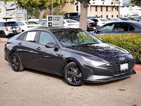 Used 2021 Hyundai Elantra SEL w/ Convenience Package image 3