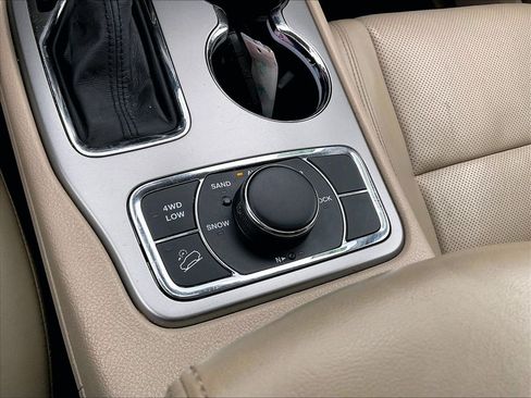 Used 2018 Jeep Grand Cherokee Limited w/ Luxury Group II AWD/4WD image 34