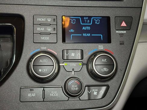 Used 2020 Toyota Sienna L image 6