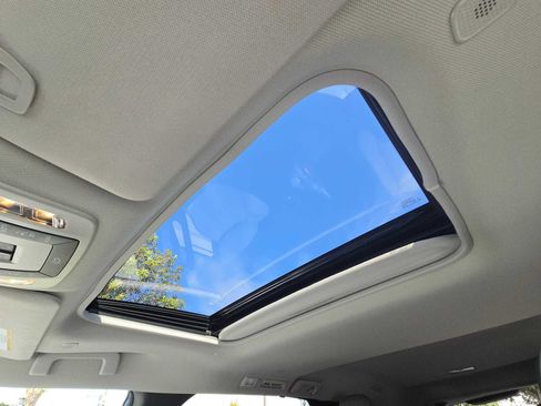 Used 2025 Toyota Sienna XLE image 34