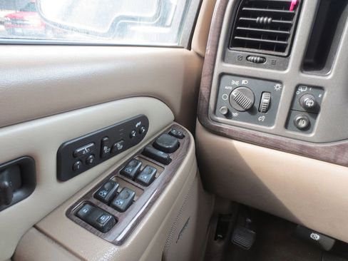 Used 2004 GMC Yukon Denali image 15