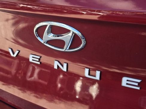 Used 2024 Hyundai Venue Limited FWD image 11