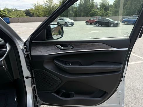 Used 2024 Jeep Grand Cherokee Limited image 20