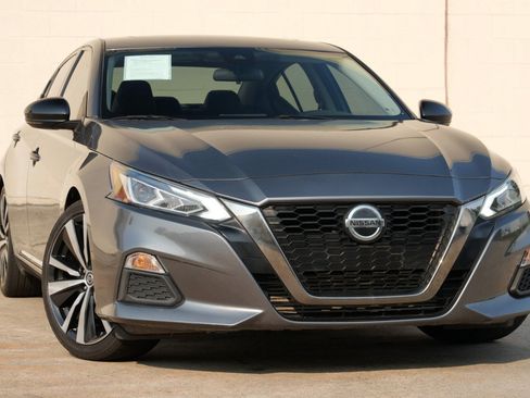 Used 2022 Nissan Altima 2.0 SR FWD image 2