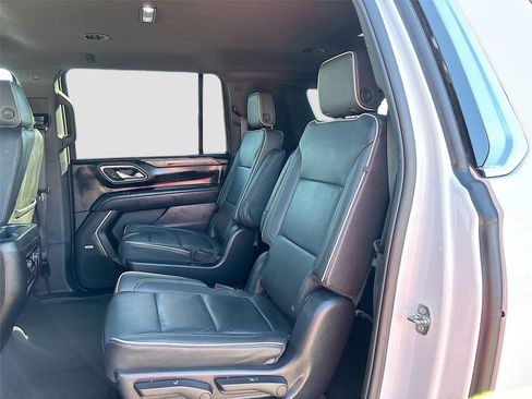 Used 2023 Chevrolet Suburban Premier image 26