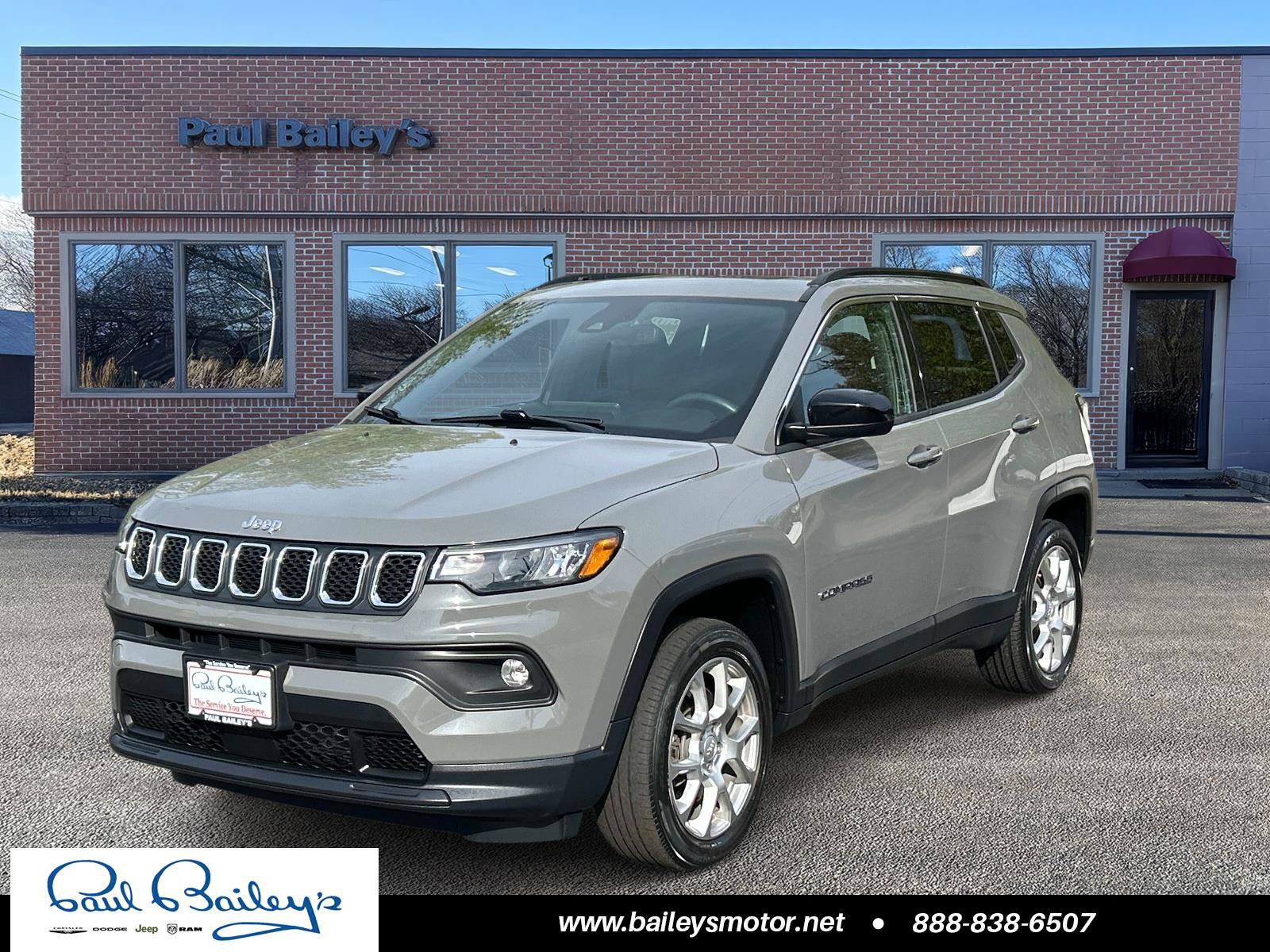 Used 2023 Jeep Compass Latitude w/ Sun and Sound Group AWD/4WD image 1