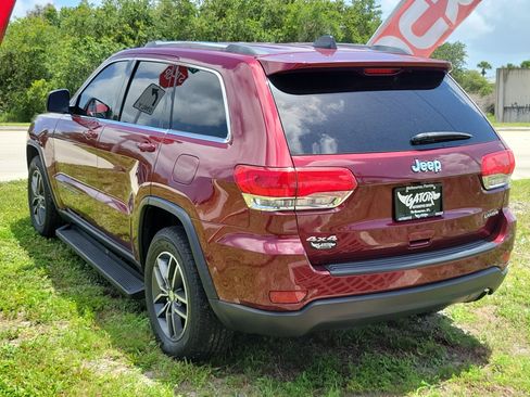 Used 2018 Jeep Grand Cherokee Laredo AWD/4WD image 3