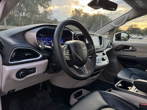 Used 2024 Chrysler Pacifica Touring-L image 35