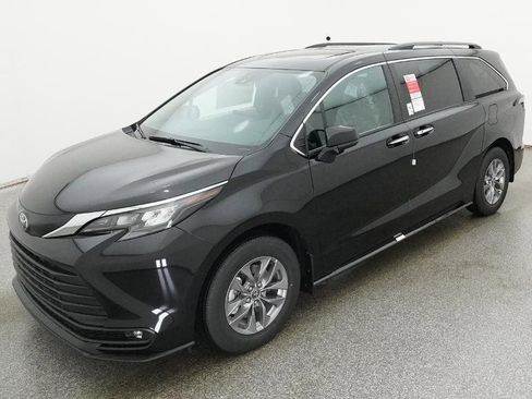 New 2026 Toyota Sienna XLE FWD image 1