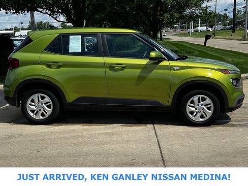 Used 2022 Hyundai Venue SE FWD image 2