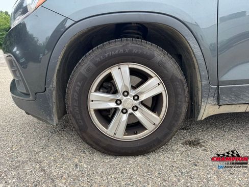 Used 2019 Chevrolet Trax LT w/ LT Convenience Package image 12