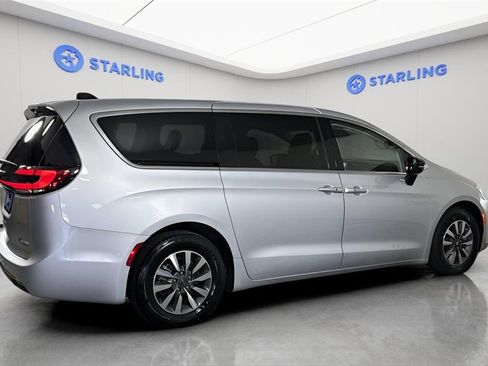 Used 2024 Chrysler Pacifica Select image 10