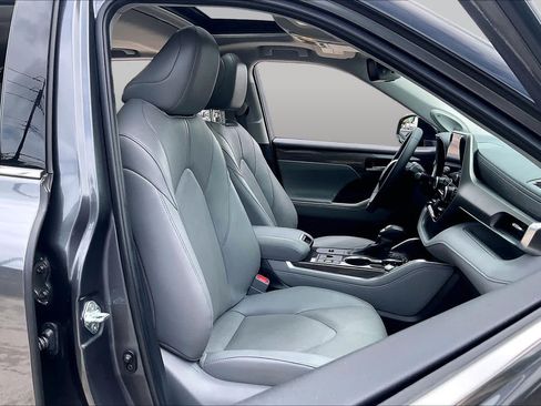 Used 2025 Toyota Highlander Limited FWD image 9