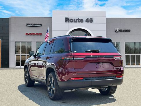 Used 2024 Jeep Grand Cherokee Limited w/ Black Appearance Package AWD/4WD image 4