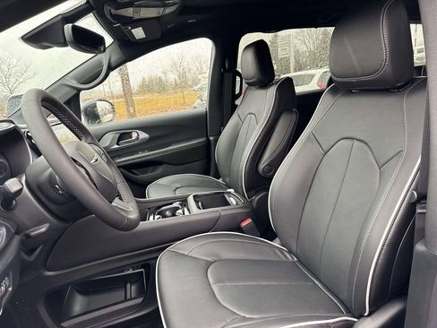 New 2026 Chrysler Pacifica Limited FWD image 13