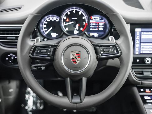 Certified 2025 Porsche Macan image 17