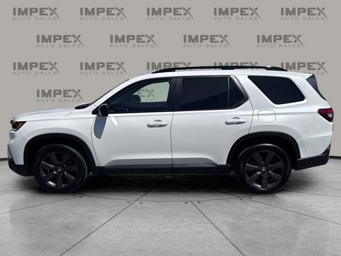 Used 2025 Honda Pilot Sport image 2