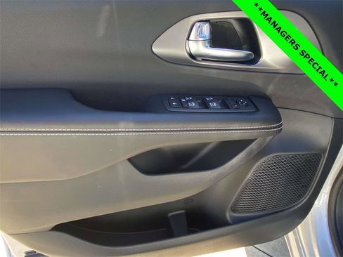 New 2026 Chrysler Pacifica Select image 12