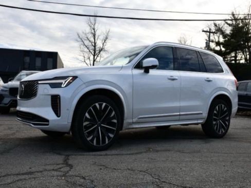 Certified 2025 Volvo XC90 B6 Plus image 3