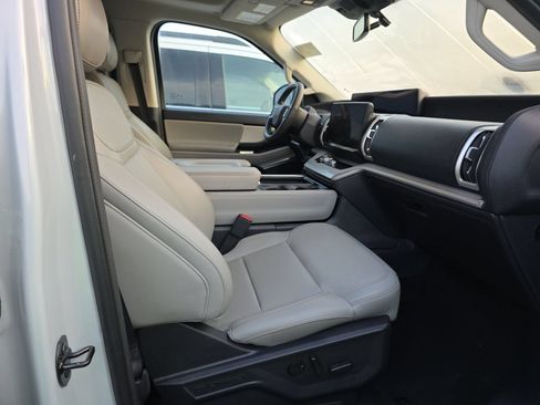 Used 2025 Ford Expedition Max Active RWD image 11