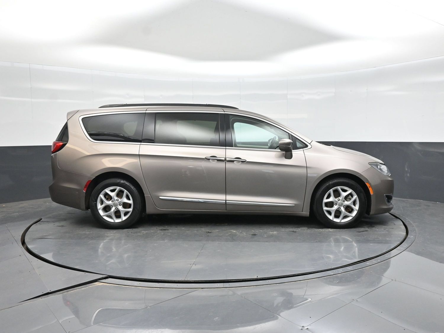 Used 2017 Chrysler Pacifica Touring-L w/ Tire & Wheel Group FWD image 17