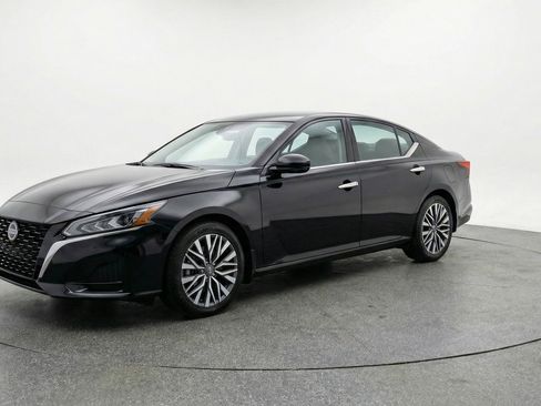 Used 2025 Nissan Altima 2.5 SV image 3