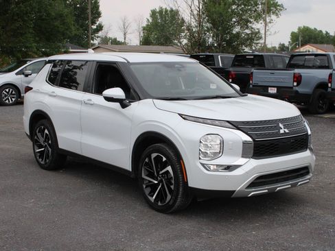 Used 2024 Mitsubishi Outlander SE Black Edition AWD/4WD image 3