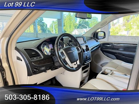 Used 2013 Chrysler Town & Country Touring FWD image 34