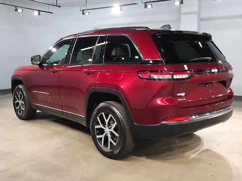 Used 2025 Jeep Grand Cherokee Limited AWD/4WD image 5