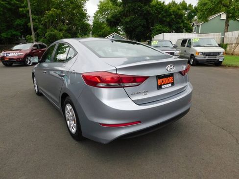 Used 2017 Hyundai Elantra SE FWD image 3