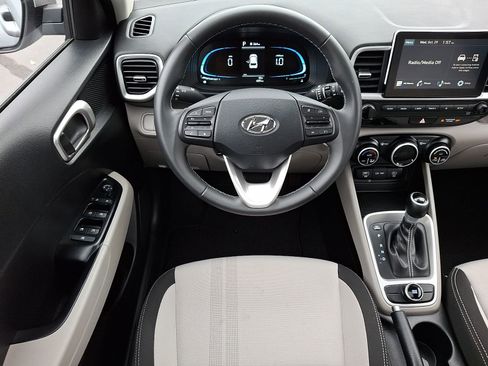 Used 2025 Hyundai Venue SEL FWD image 13
