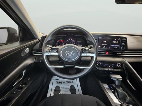 Used 2022 Hyundai Elantra SEL image 16