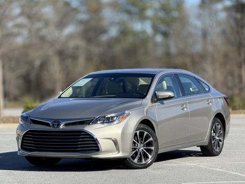 Used 2018 Toyota Avalon XLE image 7