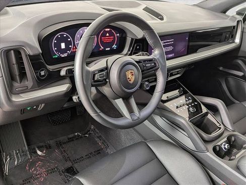 Used 2025 Porsche Cayenne image 4