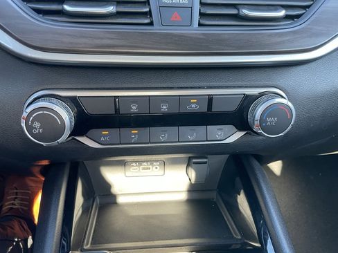 Used 2024 Nissan Altima 2.5 SV image 11