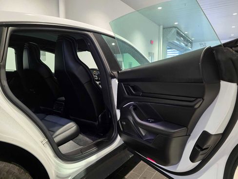 Used 2022 Porsche Taycan image 16