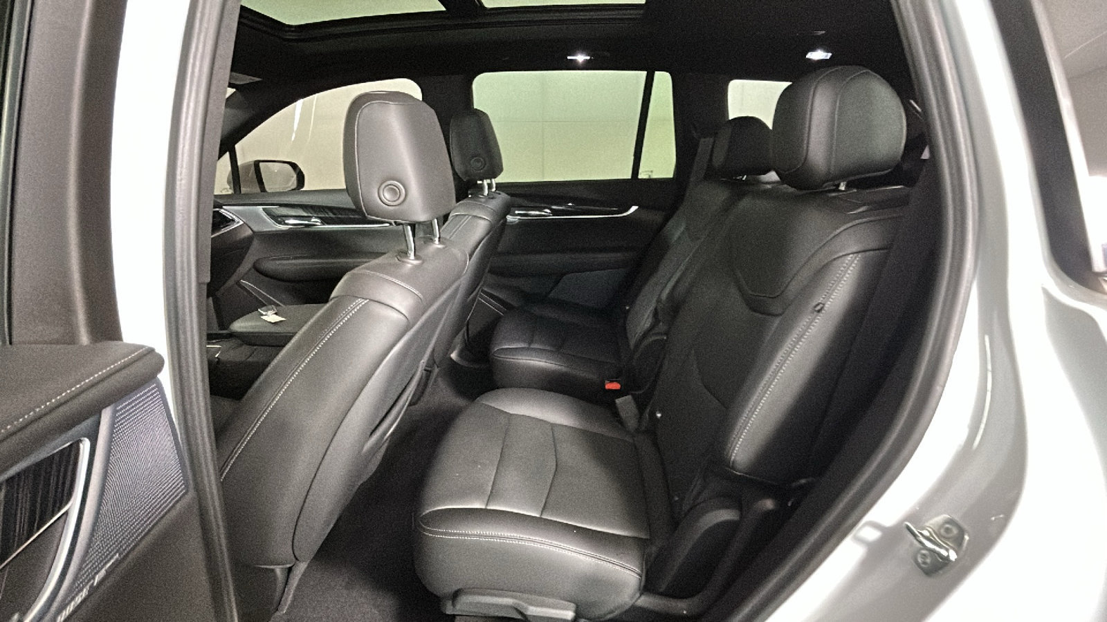 Used 2024 Cadillac XT6 Premium Luxury w/ Technology Package AWD/4WD image 32