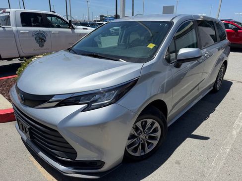 Used 2023 Toyota Sienna LE FWD image 1