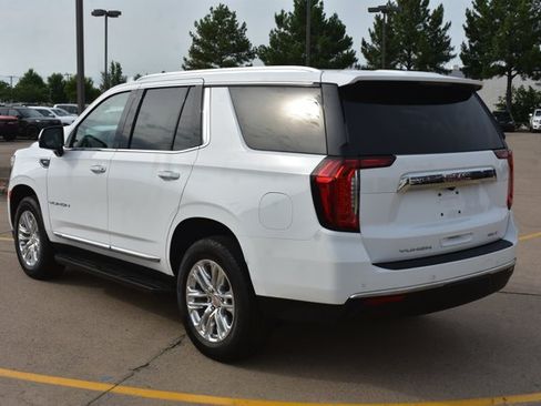 Used 2024 GMC Yukon SLT w/ SLT Luxury Package AWD/4WD image 9