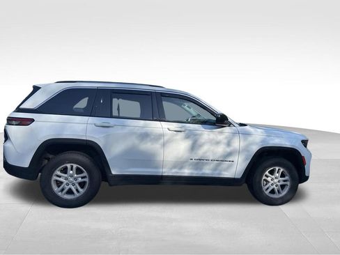 Used 2023 Jeep Grand Cherokee Laredo w/ Trailer Tow Prep Group (B) AWD/4WD image 13