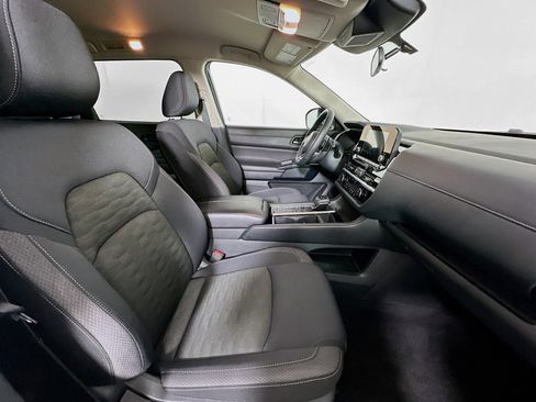 Used 2025 Nissan Pathfinder SV FWD image 32