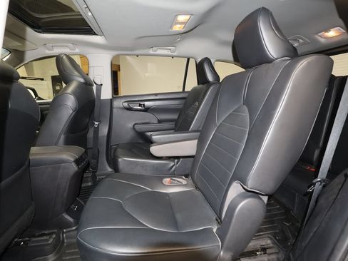 Used 2021 Toyota Highlander XLE AWD/4WD image 15