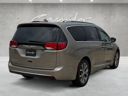 Used 2018 Chrysler Pacifica Limited w/ Tire & Wheel Group FWD image 16