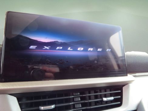 Used 2025 Ford Explorer Active RWD image 22