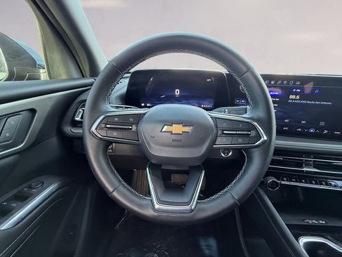 Used 2025 Chevrolet Traverse LT image 13