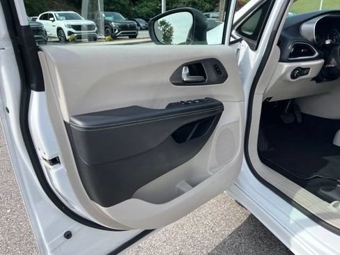 Used 2023 Chrysler Pacifica Touring-L FWD image 5